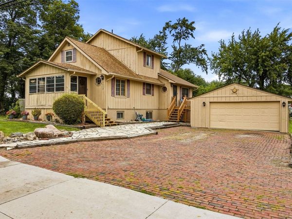 3812 Crestwood Drive NW, Cedar Rapids, IA 52405