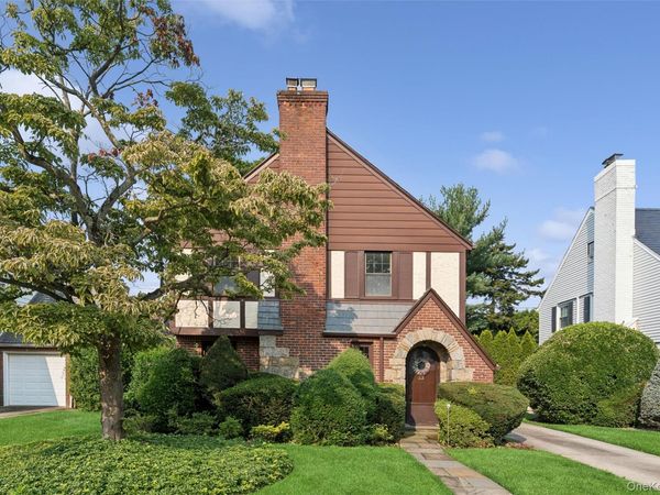 23 Wisteria Avenue , Mineola, NY 11501