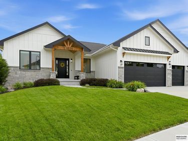 21529 B Street, Elkhorn, NE 68022