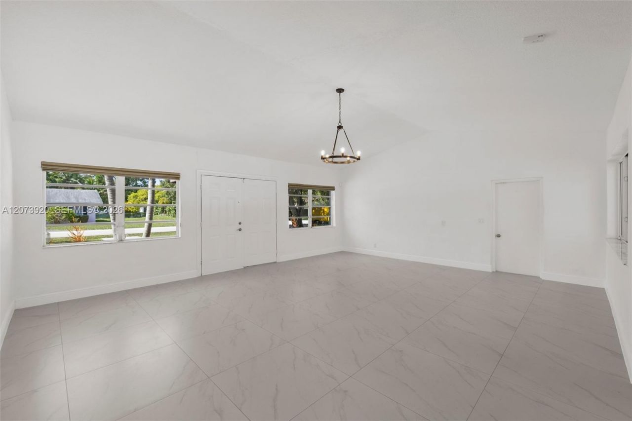 8261 SW 142nd St , Palmetto Bay, FL 33158 Photo