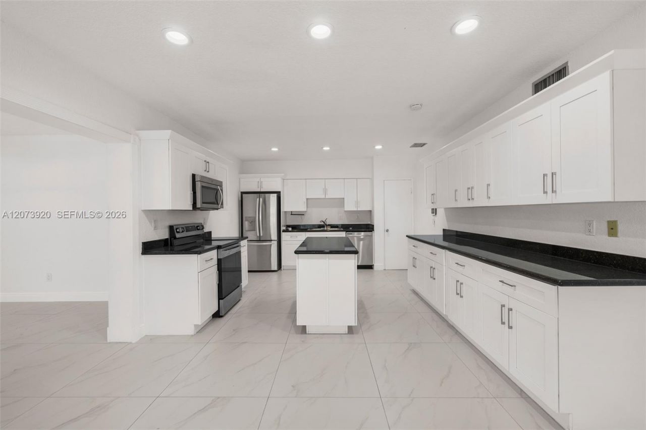 8261 SW 142nd St , Palmetto Bay, FL 33158 Photo