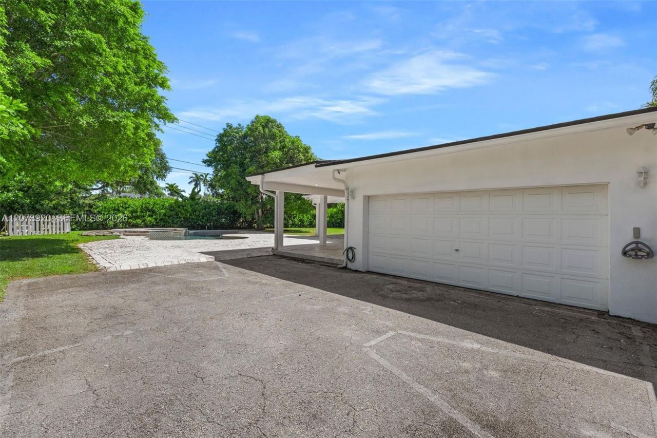 8261 SW 142nd St , Palmetto Bay, FL 33158 Photo