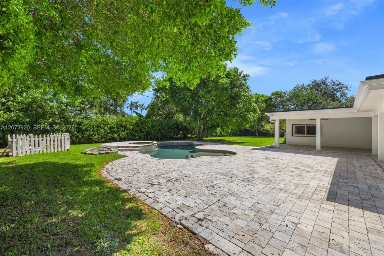 8261 SW 142nd St , Palmetto Bay, FL 33158 Photo