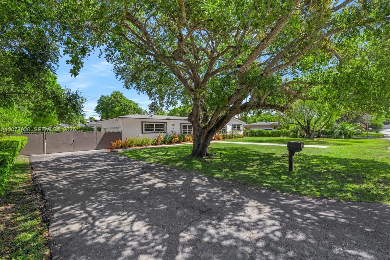 8261 SW 142nd St , Palmetto Bay, FL 33158 Photo