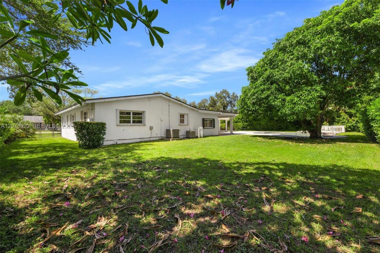 8261 SW 142nd St , Palmetto Bay, FL 33158 Photo