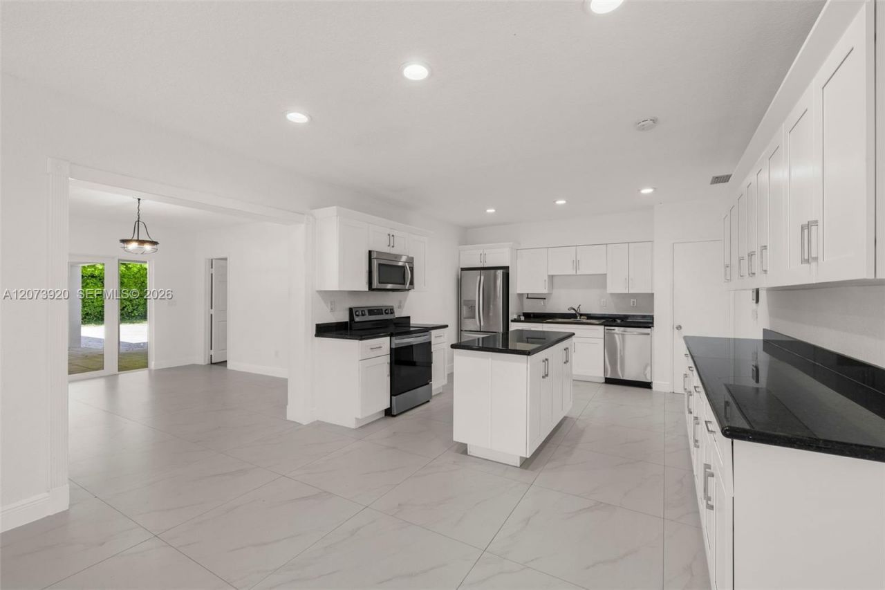 8261 SW 142nd St , Palmetto Bay, FL 33158 Photo
