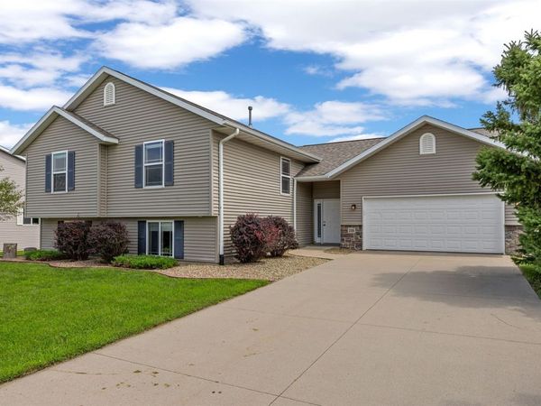 2185 PRAIRIE HILL Drive, Marion, IA 52302
