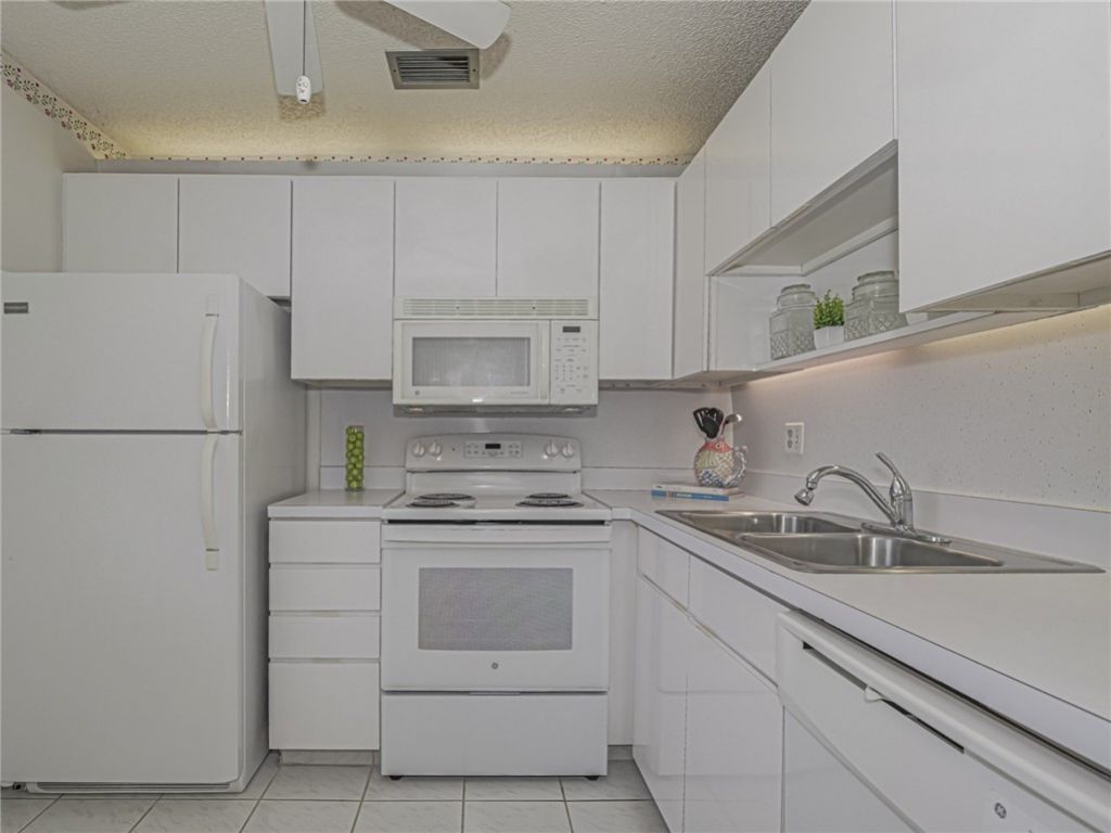 50 Woodland Drive, Unit 202, Vero Beach, FL 32962 Photo