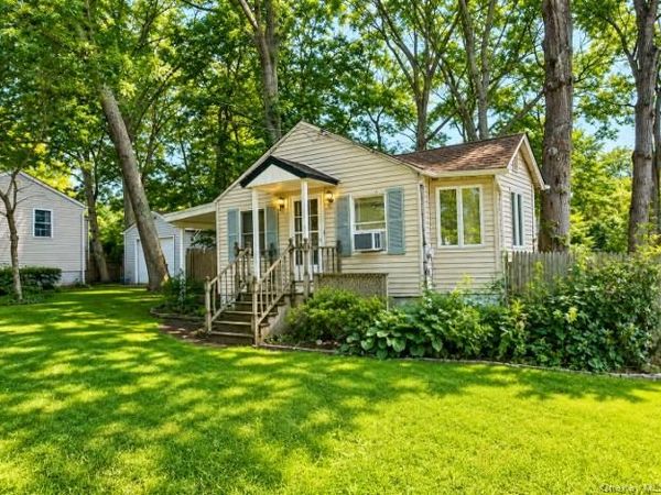 86 N Evergreen Drive , Selden, NY 11784