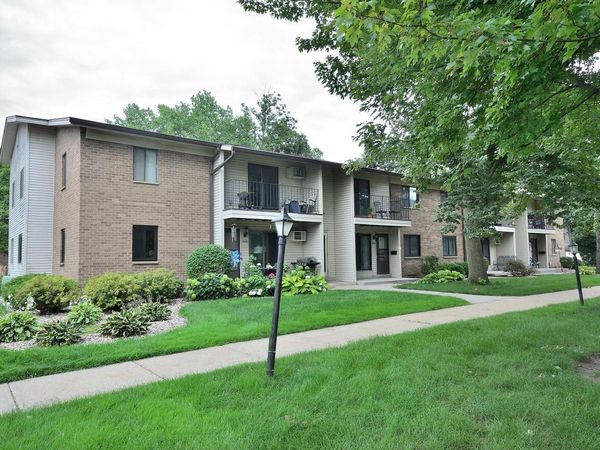 1686 S Carriage LANE, New Berlin, WI 53151