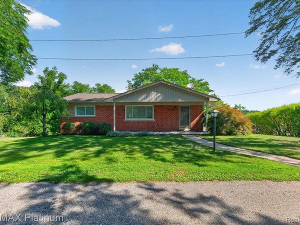618 Chicago Drive , Oceola Township, Mi 48843