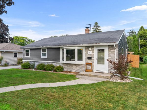 1013 N 6th St, Manitowoc, WI 54220