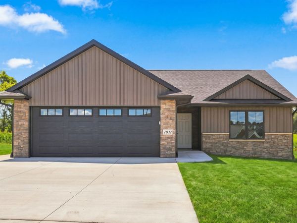 1011 Sage Oak Circle, Manchester, IA 52057
