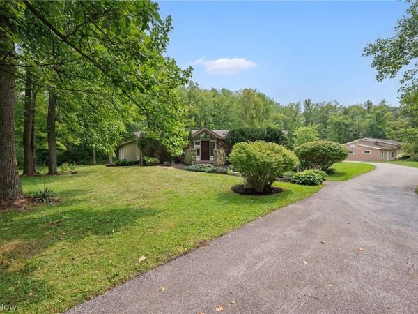 8995 Knotty Pine Lane , Chardon, OH 44024
