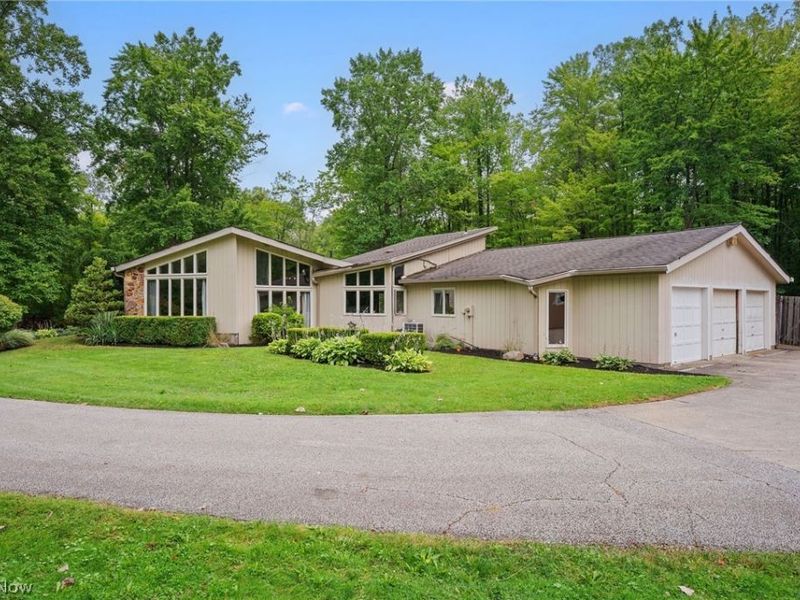 8995 Knotty Pine Lane , Chardon, OH 44024 Photo 2