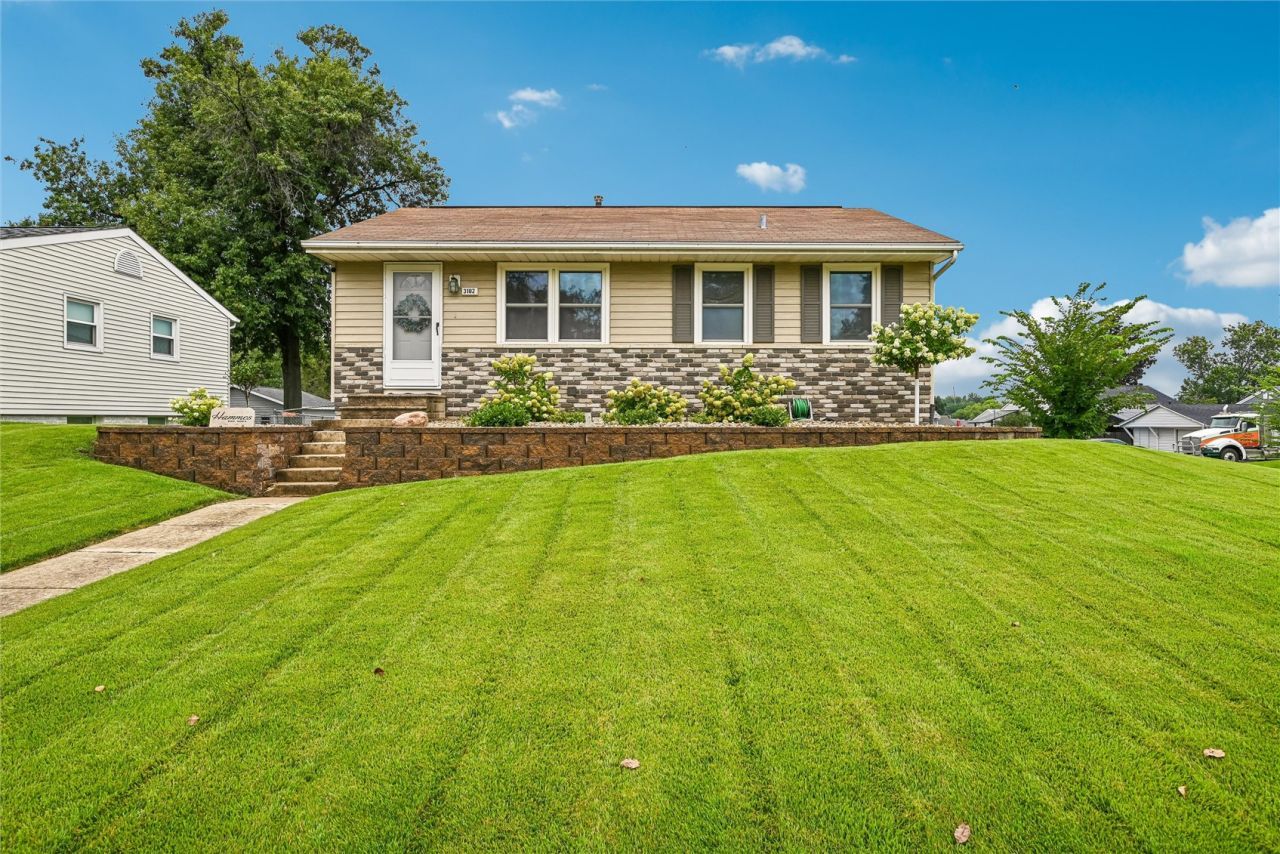 3102 Bayberry Drive Sw, Cedar Rapids, IA 52404 Main Photo
