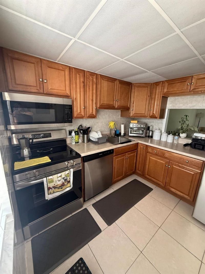 1055 Country Club Dr , Unit 402, Margate, FL 33063 Photo