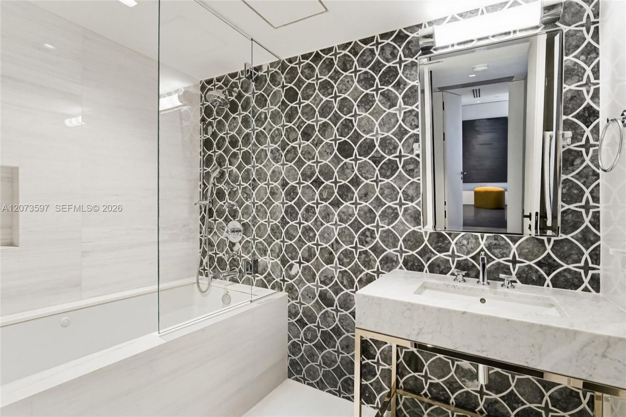 5875 Collins Ave , Unit 902, Miami Beach, FL 33140 Photo