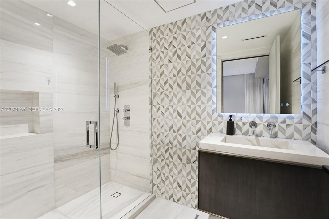 5875 Collins Ave , Unit 902, Miami Beach, FL 33140 Photo