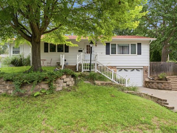 1106 Summit Hills Drive, Bettendorf, IA 52722