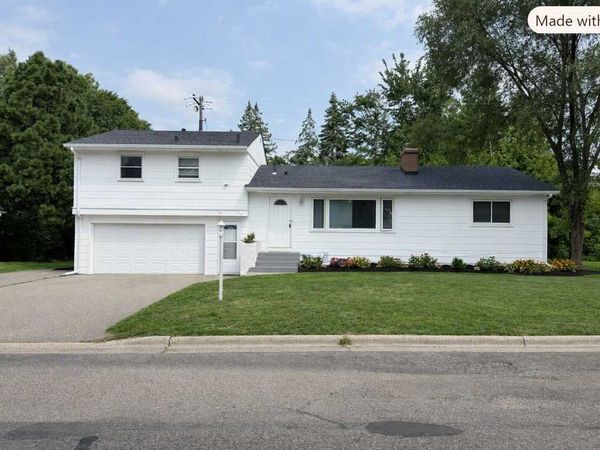 725 Robinwood Lane, Hopkins, MN 55305
