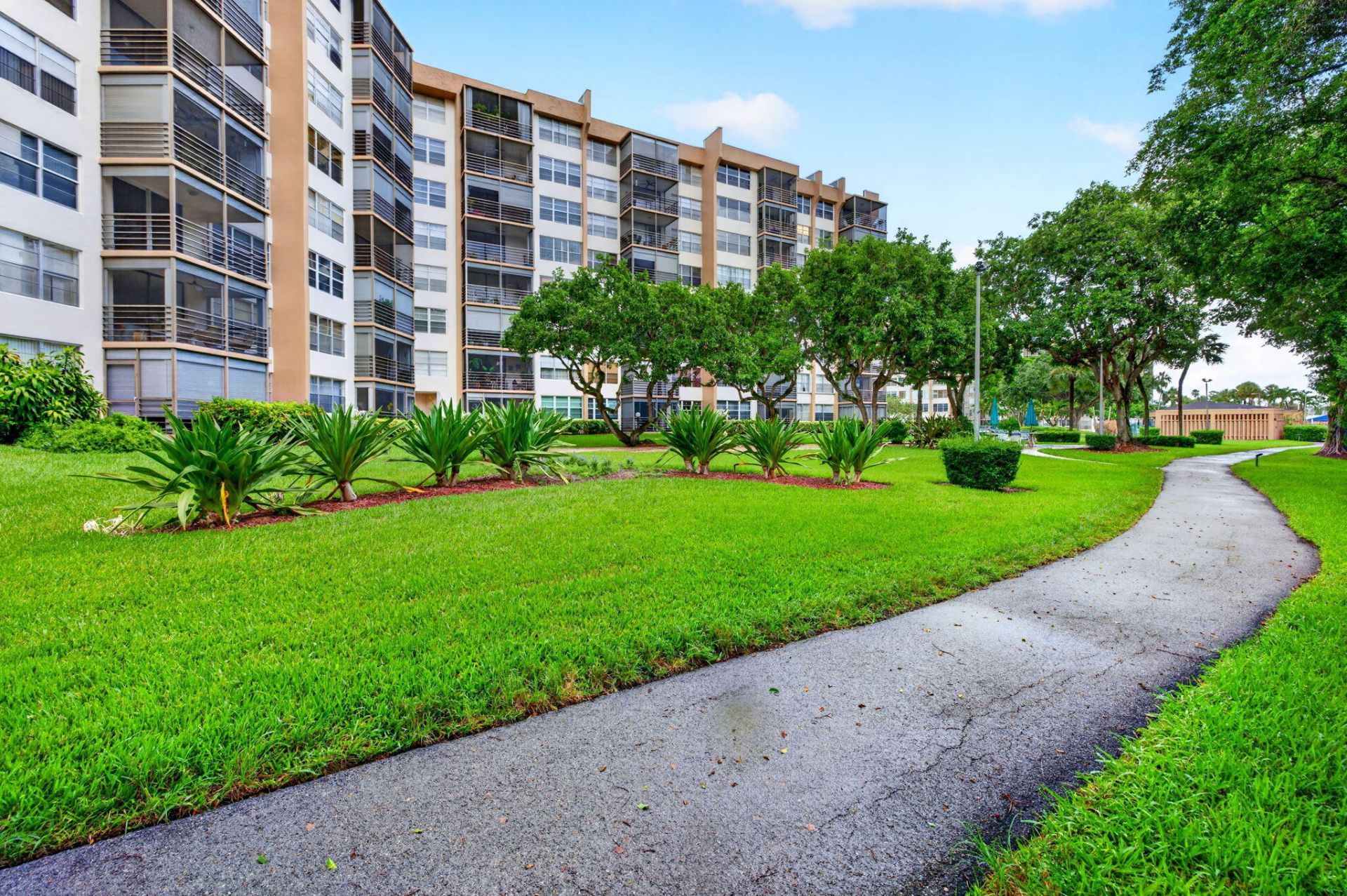 1100 St Charles Place, Unit PH3, Pembroke Pines, FL 33026 Photo