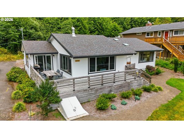 202 S Quadrant ST, Rockaway Beach, OR 97136