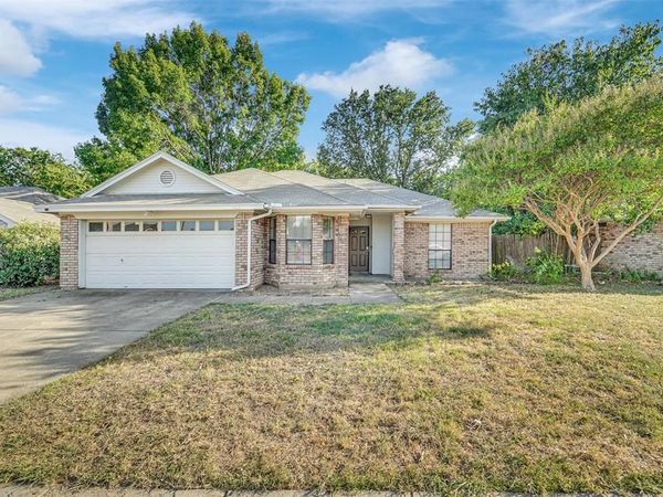 916 Pierce Arrow Drive, Arlington, TX 76001
