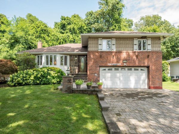 131 Stratford N, Roslyn Heights, NY 11577
