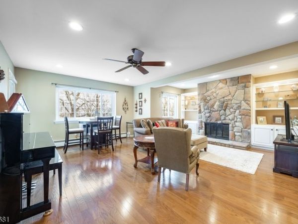21 Foxwood Dr, Morris Plains, NJ 07950