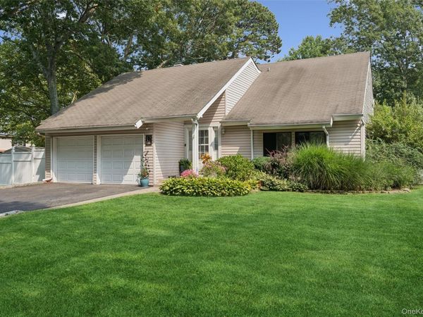 27 Sugarbush Lane, Coram, NY 11727