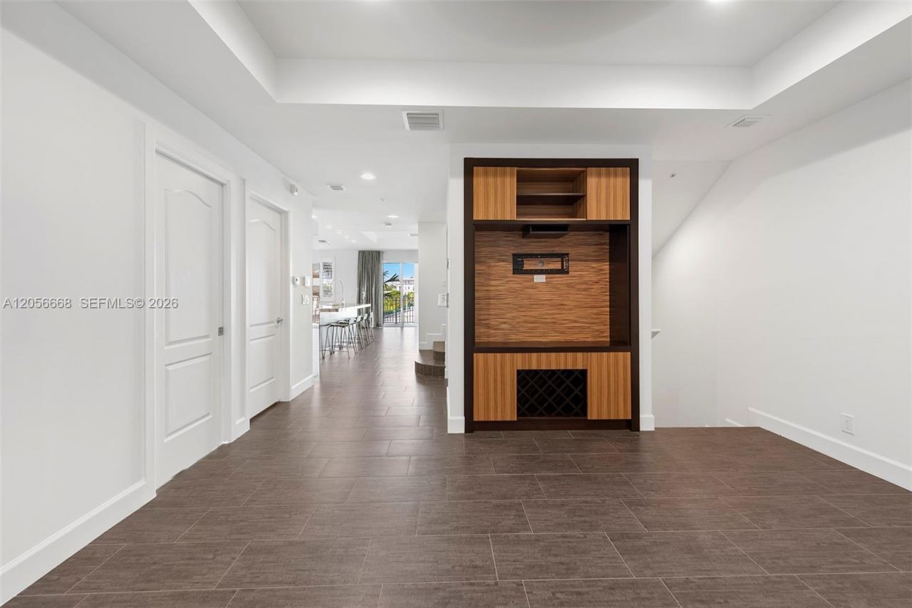 348 Elm St , Unit B-10, Hollywood, FL 33019 Photo