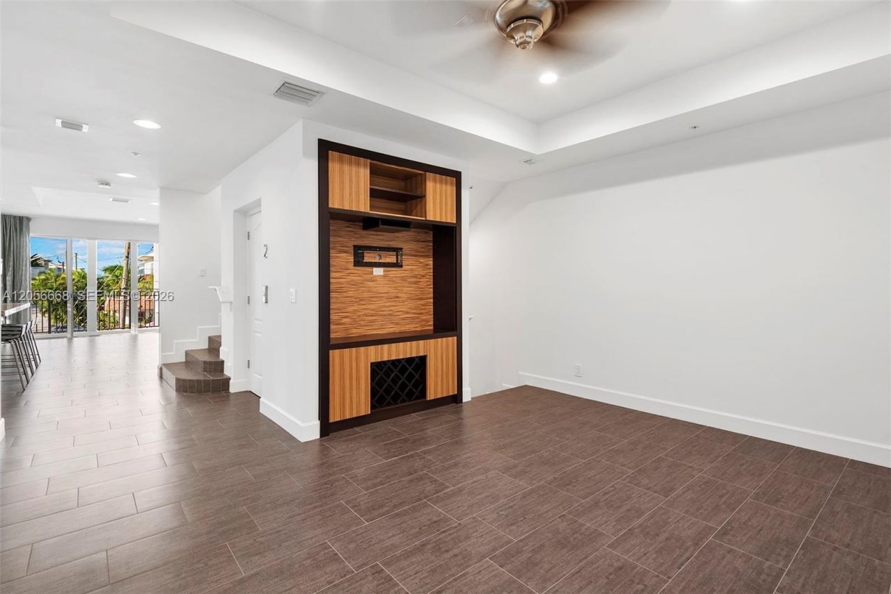 348 Elm St , Unit B-10, Hollywood, FL 33019 Photo