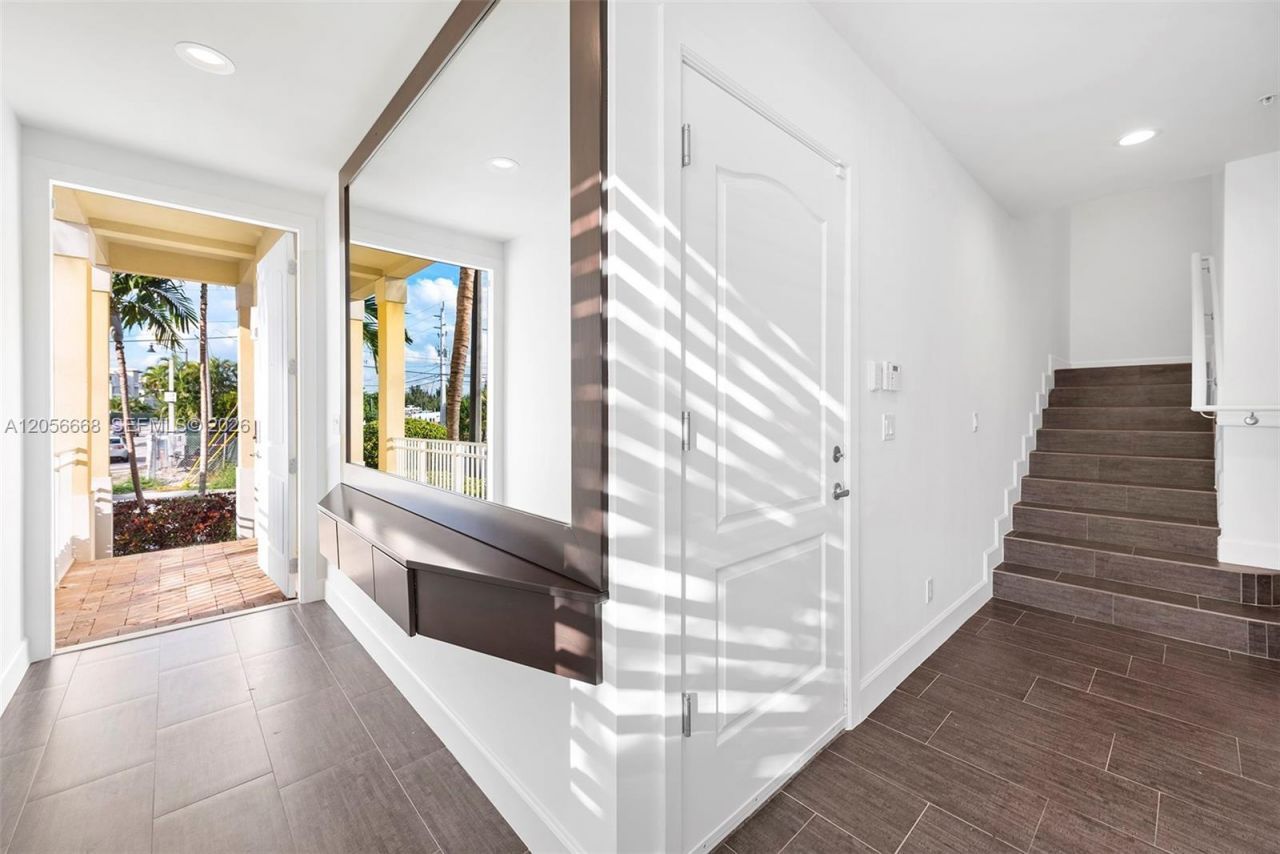 348 Elm St , Unit B-10, Hollywood, FL 33019 Photo