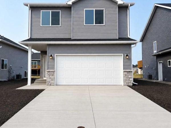 2516 38th Avenue S, Moorhead, MN 56560