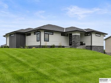 685 N 11th Circle, Springfield, NE 68059