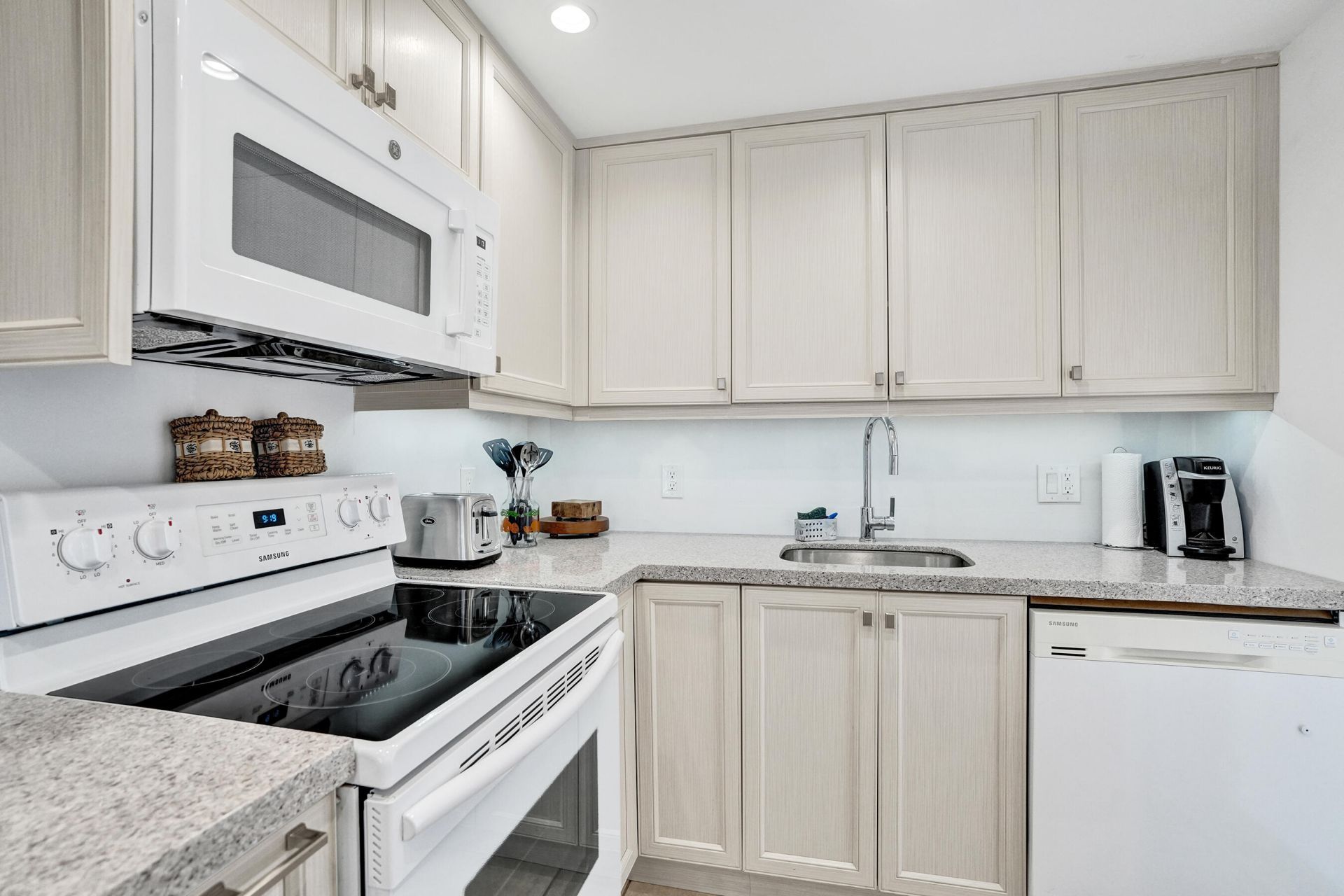 401 N Riverside Drive, Unit 201, Pompano Beach, FL 33062 Photo