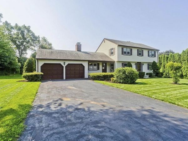 15 Fernwood Dr, Wilbraham, MA 01095