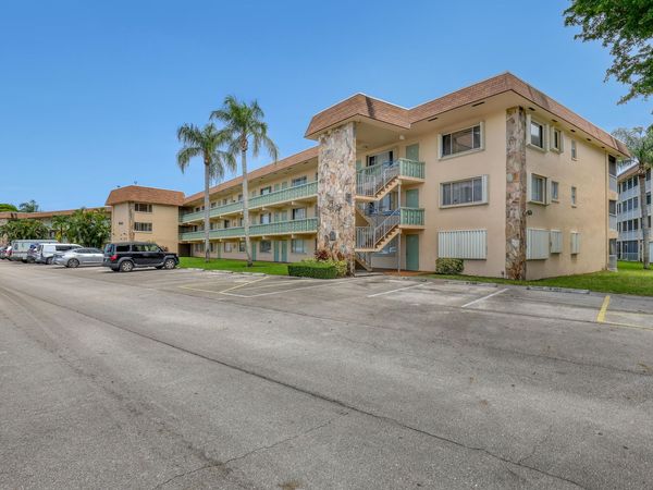 400 VILLAGE GREEN Circle W, Unit 117, Palm Springs, FL 33461