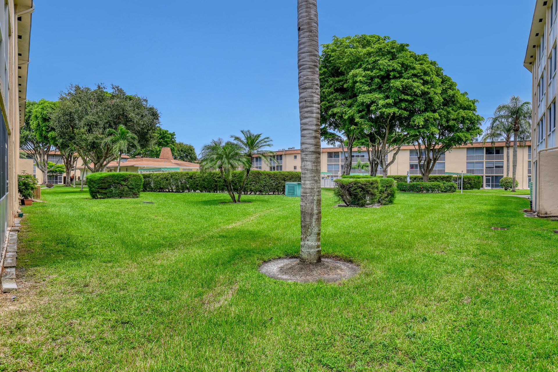 400 Village Green Circle W, Unit 117, Palm Springs, FL 33461 Photo