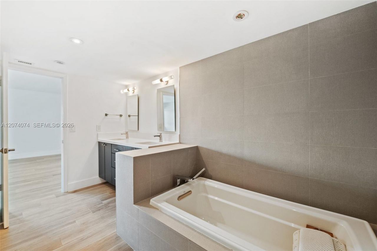 600 Biltmore Way , Unit 1214, Coral Gables, FL 33134 Photo