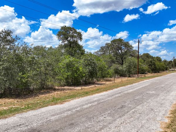20 Clear Lake Loop, Poteet, TX 78065