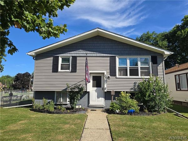 38 Colonial Dr , Tonawanda, NY 14150
