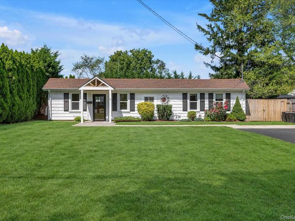 5 Eckert Street , Huntington Station, NY 11746