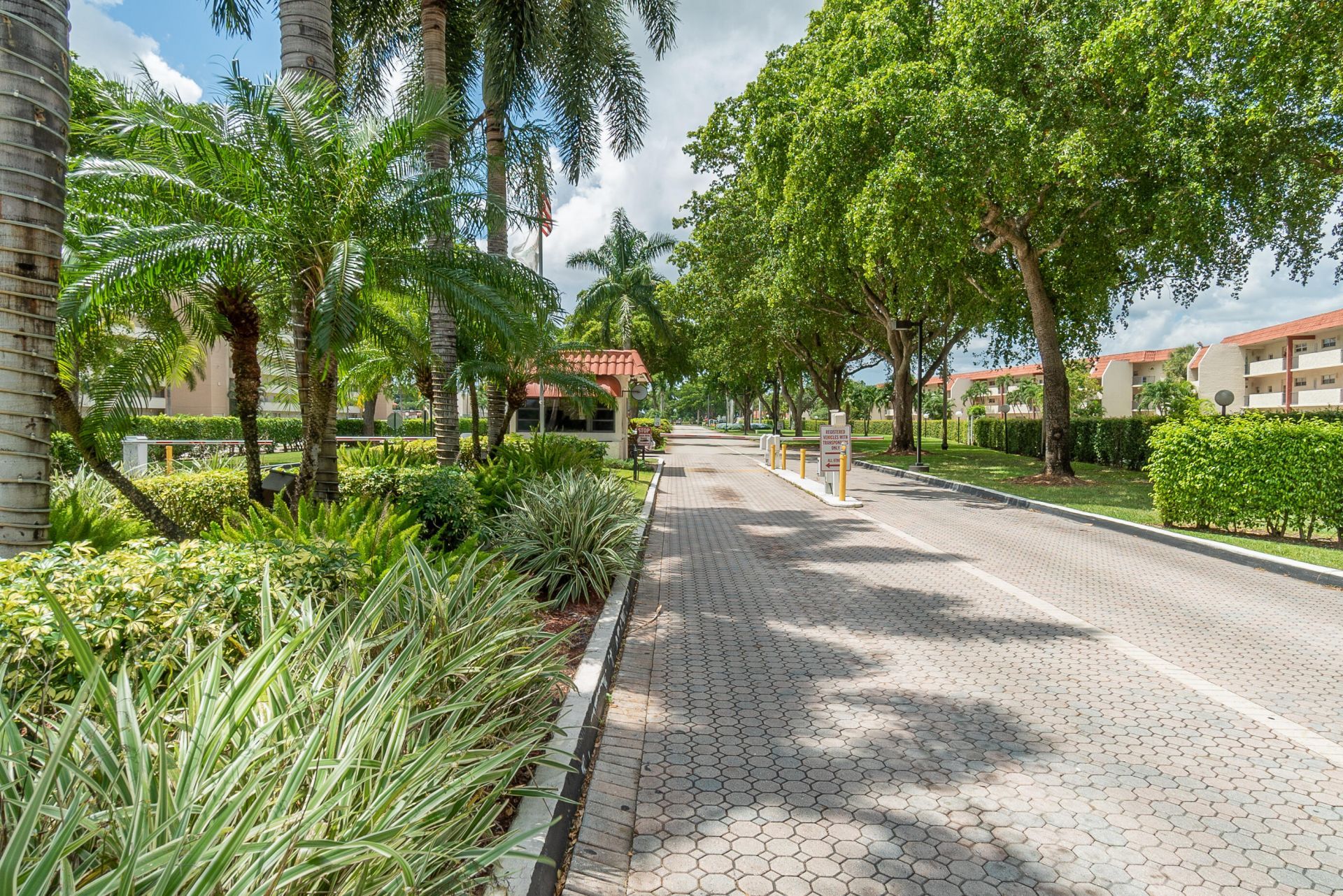 9420 S Hollybrook Lake Drive, Unit 304, Pembroke Pines, FL 33025 Photo