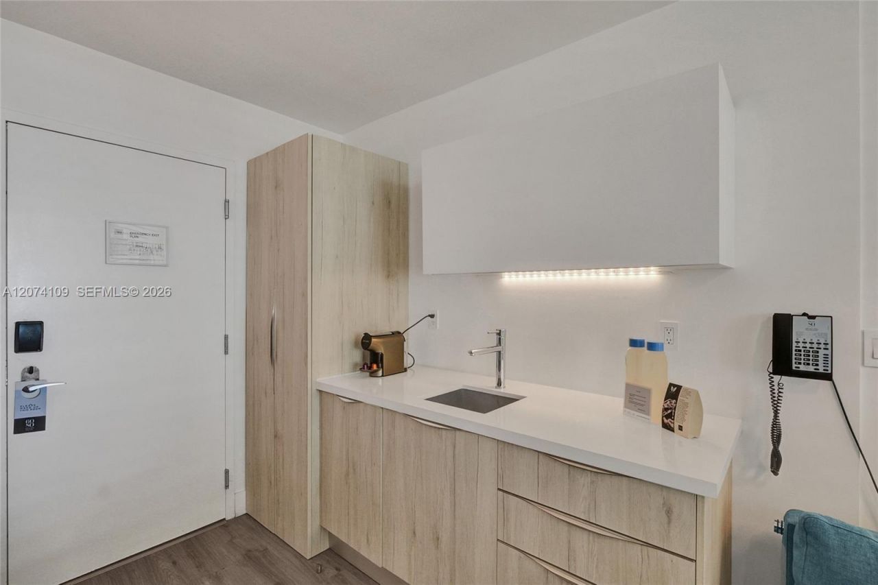 6080 Collins Ave , Unit 508, Miami Beach, FL 33140 Photo