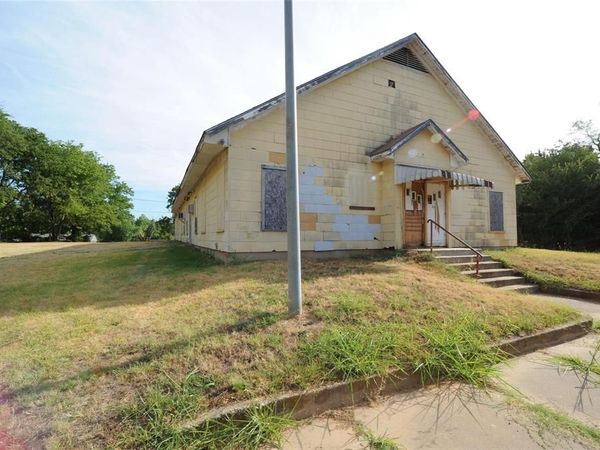 631 E Woodard Street , Denison, TX 75021
