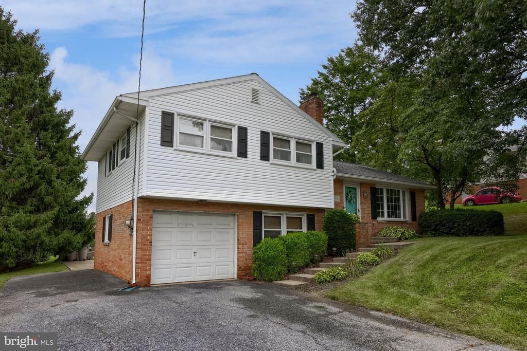 215 MAIN STREET , AKRON, PA 17501
