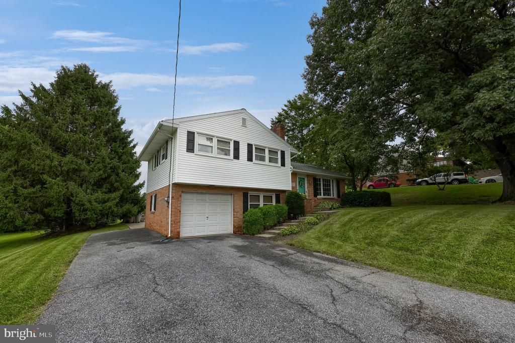 215 MAIN STREET , AKRON, PA 17501