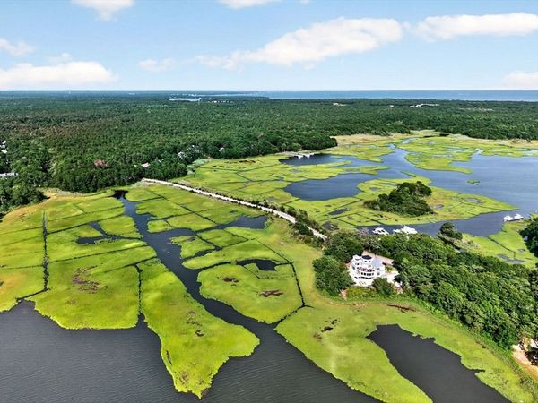 203 Monomoscoy Rd, Mashpee, MA 02649